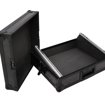 Mala rígida preta aberta com interior forrado e reforços metálicos