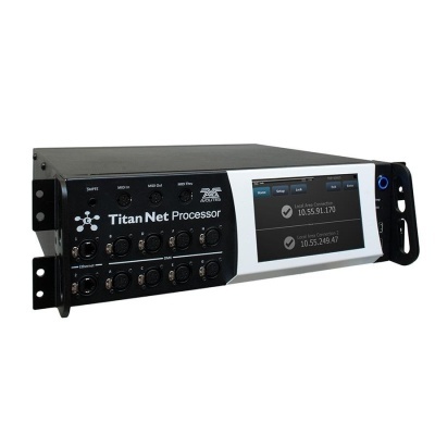 Processador de áudio digital Titan Net Processor preto e branco com ecrã colorido e várias portas.