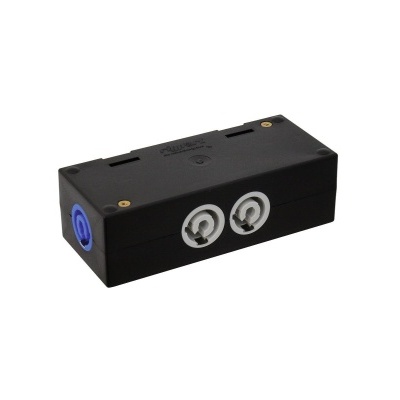 Dispositivo preto retangular com tomadas brancas e entrada azul em fundo branco