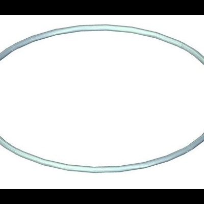 Cabo ou tubo circular branco ou cinzento claro sobre fundo branco.