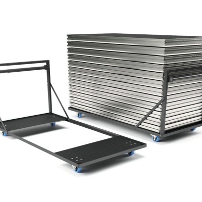 Carrinho metálico com rodas azuis para tábuas cinza em estrutura preta