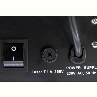 Painel de dispositivo preto com interruptor, fusível e entrada de alimentação