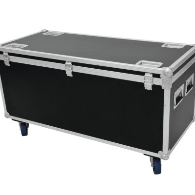 Mala de transporte preta com armação metálica e rodas azuis