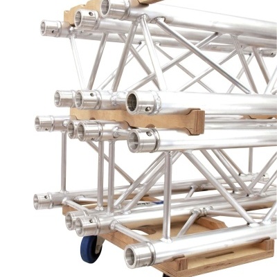 Estruturas truss metálicas empilhadas em carrinho de madeira com rodas azuis