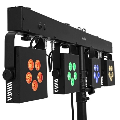 Pequenos painéis LED com luzes coloridas montados em barra preta ajustável