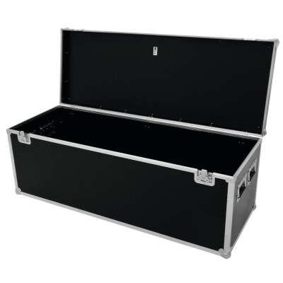 Caixa de transporte preta aberta com estrutura metálica