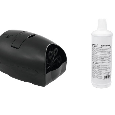 Apontador elétrico preto e garrafa branca de líquido de limpeza sobre fundo branco