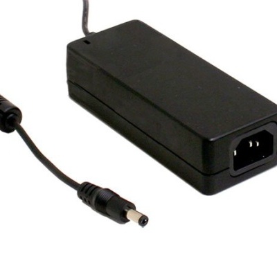 Transformador de energia preto com cabo e conector DC