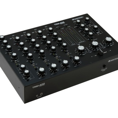 Mixer de DJ preto com botões e potenciômetros prateados