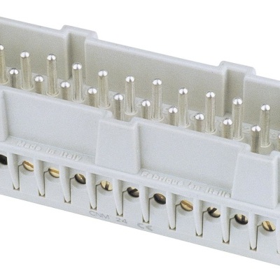 Conector elétrico branco com múltiplos pinos dourados e parafusos laterais