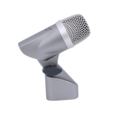 Microfone cinza prateado com suporte em fundo branco