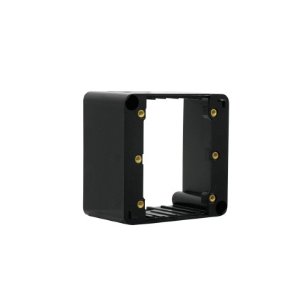 Estrutura quadrada preta em plástico com inserções metálicas