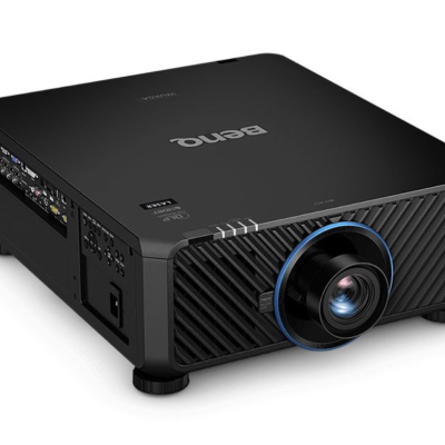 Projetor BenQ preto com lente frontal e portas laterais