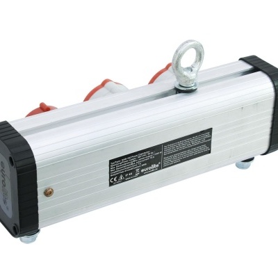 Dispositivo elétrico com três tomadas vermelhas e corpo metálico cinzento