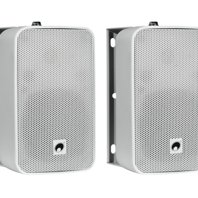Par de colunas de som brancas com grelha perfurada e suporte de parede