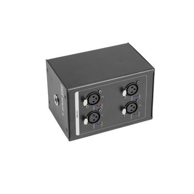 Interface de som preta com quatro conectores XLR