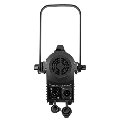 Equipamento de luz profissional preto com ventilador traseiro e entradas XLR em fundo branco