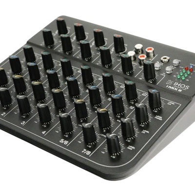 Mesa de mistura de áudio compacta preta com botões e conexões