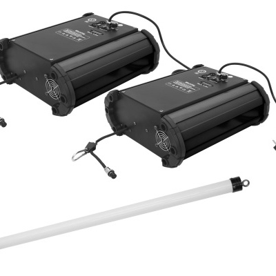 Dois projetores LED pretos com cabos e uma barra de luz LED branca numa superfície branca