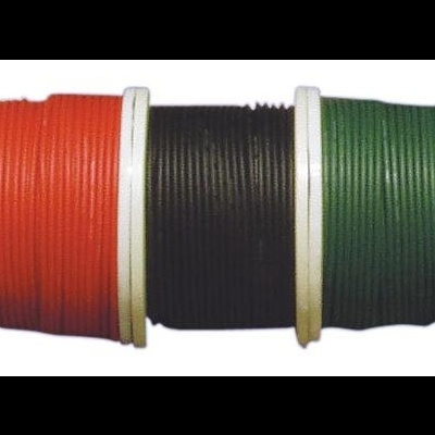 Bobinas de fios coloridos em carretéis brancos