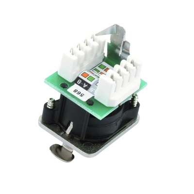 Componente eletrônico com circuito verde e conectores brancos sobre base preta