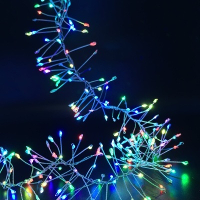 Cordão de luzes LED coloridas em fundo escuro