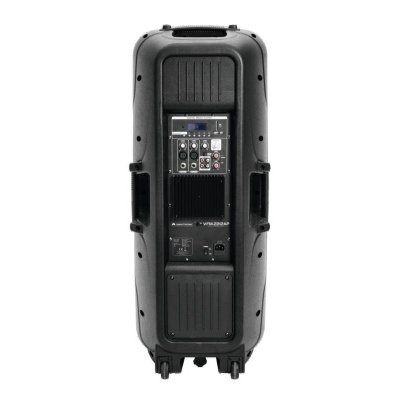 Coluna de som portátil preta com painel traseiro e rodízios