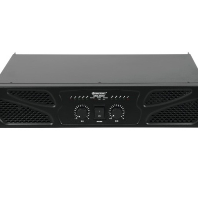 Amplificador de som profissional preto com botões e ventoinhas