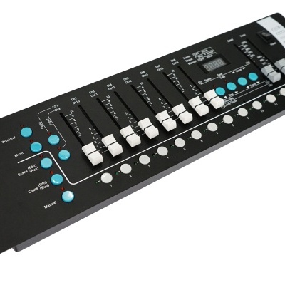 Consola de controle DMX FOXS CP9032R preta com botões e faders brancos e azuis