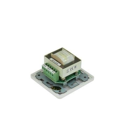 Transformador elétrico verde e branco em base metálica