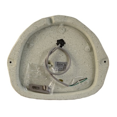 Base de luminária metálica cinza claro com fios e parafusos