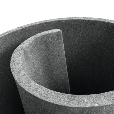 Objeto cilíndrico cinzento com divisão interna e textura rugosa