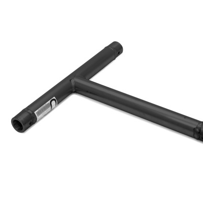 Tubo metálico preto em forma de T sobre fundo branco