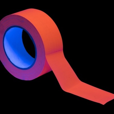 Rolo de fita adesiva laranja fluorescente em fundo preto