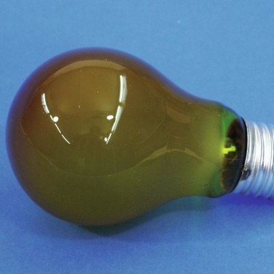 Lâmpada incandescente esverdeada sobre fundo azul