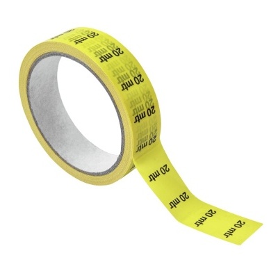 rolo de fita adesiva amarela com texto '20 mt' em fundo branco
