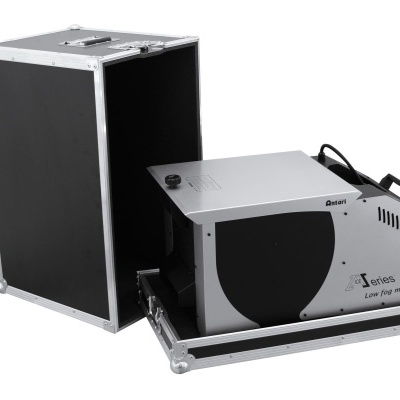 Máquina de baixa névoa cinzenta e caixa de transporte preta