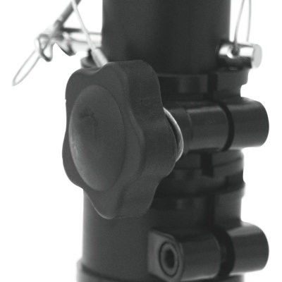 Peça preta de metal com roda de aperto em borracha preta e componentes metálicos