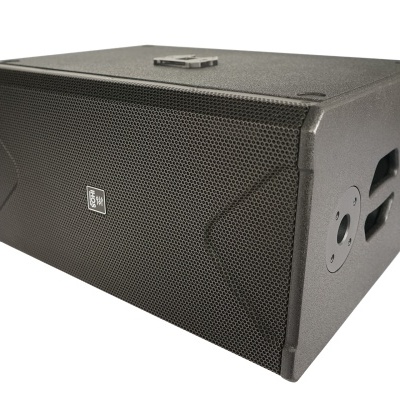 Coluna de som preta retangular com grelha metálica frontal e pegas laterais