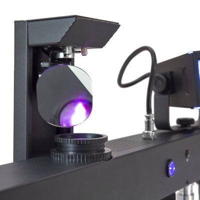 Máquina de medição óptica com luz violeta e monitores LED azuis