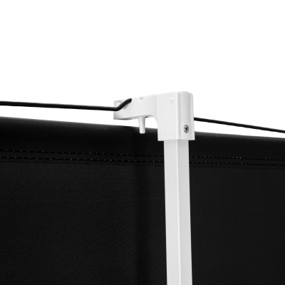 Estrutura metálica branca com tecido preto e cabos pretos