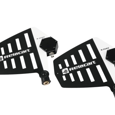 Par de palas de remo pretas com texto RELACART e códigos R-22AU