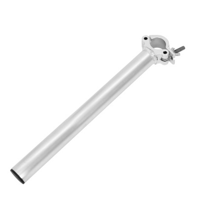 Tubo metálico prateado com braçadeira em fundo branco