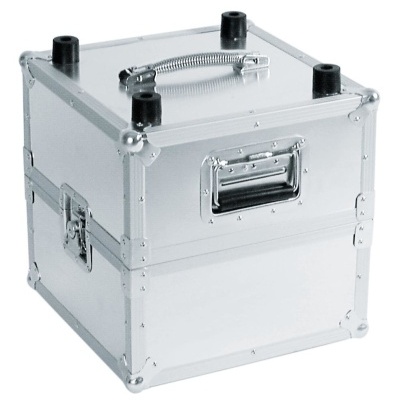 Caixa de metal prateada com pegas e reforços nos cantos