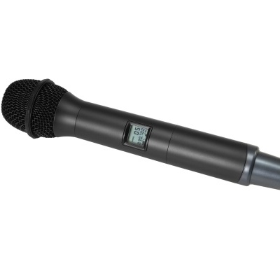 Microfone sem fios preto com ecrã digital, fundo branco