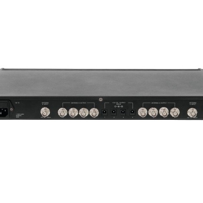 equipamento eletrónico preto com várias portas BNC e conector de alimentação