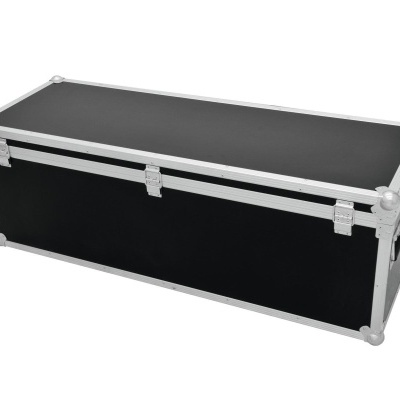 Caixa de transporte preta com estrutura metálica prateada