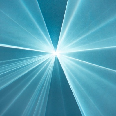 Luzes azuis irradiando de um ponto central branco em fundo escuro