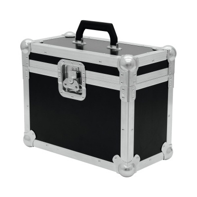 Mala de transporte preta com cantos metálicos prateados