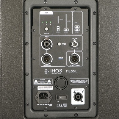 Painel traseiro de coluna de som preta com conectores, botões e etiquetas